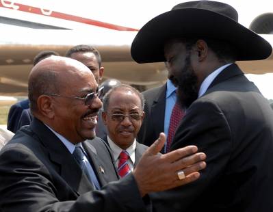 Sudans præsident Omar al-Bashir (t.v.) hilser på Sydsudans præsident Salva Kiir i 2011 under en ceremoni for frigørelse. Foto: UN photo/Isaac Billy.